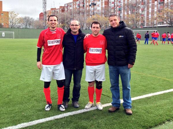 EduardodeBenito's tweet photo. Viejas glorias y actuales talentos de @rojoyblancocf http://t.co/tquOYm8yw3