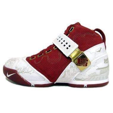 バスケットシューズbot En Twitter Nike Lebeon5 赤 白 これ履いて試合出たらアンスポ取られるんじゃないかってくらい派手なガラが入ってますね バッシュにタトゥーを入れた感じ Http T Co Ary9ksgqpj