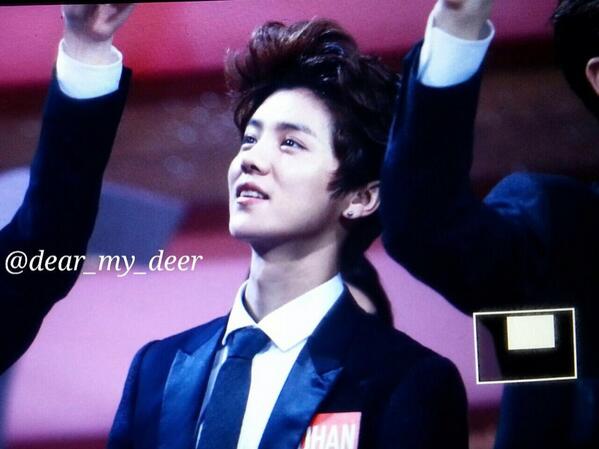 EXOsDiary's tweet photo. [Prev] 140105 Luhan at Superstar Red &amp; White Entertainment Awards (cr: dear_my_deer) http://t.co/iiPsZJ92EJ