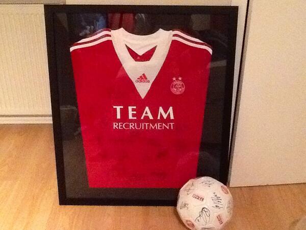 Clarky_____'s tweet image. Just waiting on a glass case arriving and these 2 will be going up on my bedroom wall #signedtop #signedball #COYR