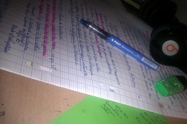 lovenpeaceful's tweet image. C'est maintenant qu'on révise pour les partiels ... maintenant j'suis dans la shit #BravoMahorray #WorkSpeed #Shit