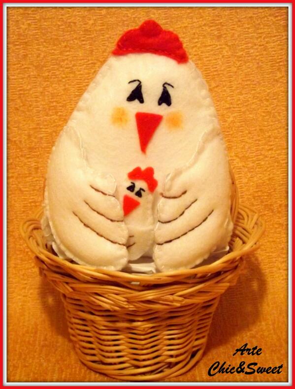 ArteChicSweet's tweet photo. Una gallinita muy coqueta. #gallina #fieltro http://t.co/Hm6W3LHkQ3