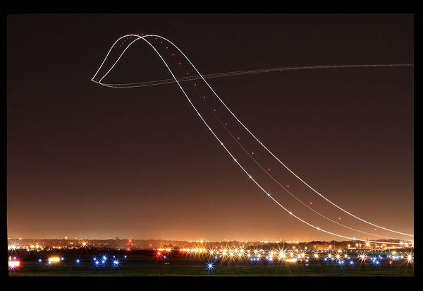 FlorianP123's tweet photo. Superbe photo de l’atterrissage d’un Boeing 757 avec un long temps de pose #Magie ( © Kris Klop) http://t.co/QSa2fi0OYQ