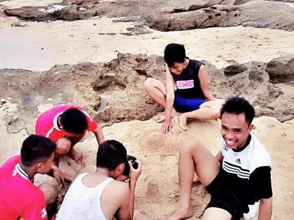 tinggal gini teh :D <a href="/indahkiranawan/">Indahh</a>: Susah:( potonya rotate dikit teh biar lebih gokil :santolo beach