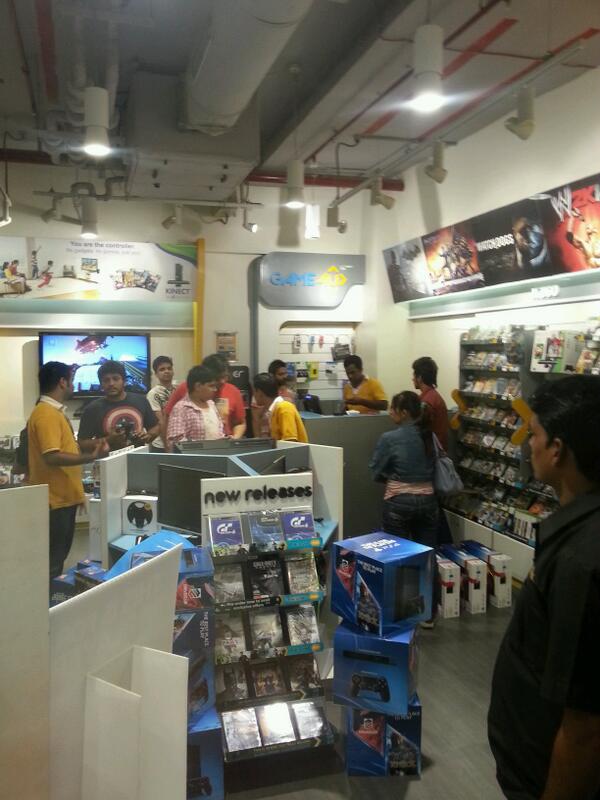 kunalbahl's tweet photo. @Game4uNinja plz upgrade ur billing software. 25 mins for 1 customer due to some system error@ midnight launch :(. http://t.co/eYsf6WaA4v