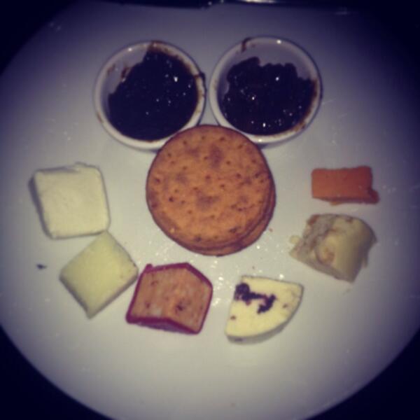 Hannahandjon's tweet photo. #doi dinner icy cheese a biscuits snowman face http://t.co/Bztf6OlRGE