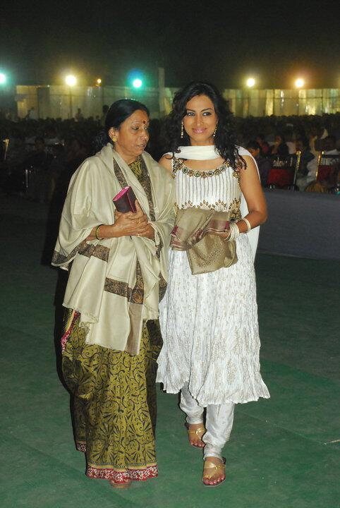 redkarfans's tweet photo. [Unseen] @KrantiRedkar and her mother back in 2010 http://t.co/umQmksCoQe
