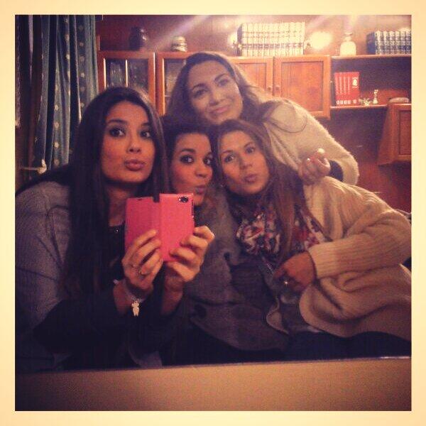 SaritaSmm1's tweet photo. Reyes con @AngelaMar90 @AguedaMinguet @Vernica281 #L #love http://t.co/62aUipga0k