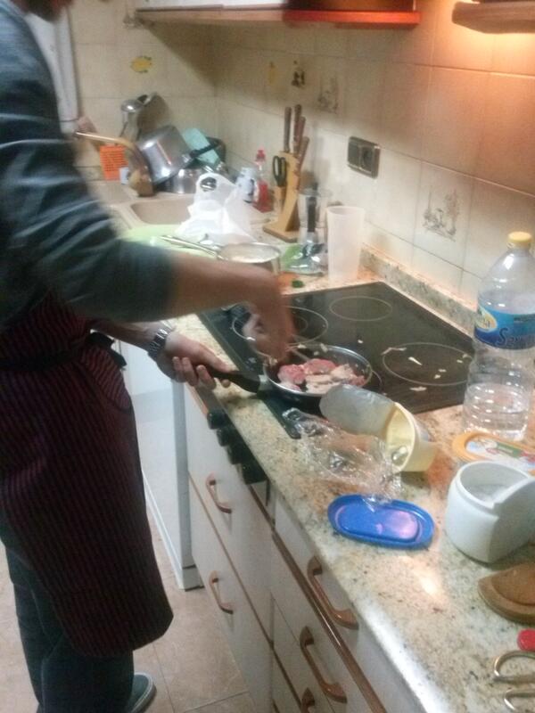 andremaki's tweet photo. Hoy en un nuevo episodio de masterchef tenemos a @orts_rafa .Se quemará la cocina? Cenaremos? Hagan sus apuestas! http://t.co/1T6QS876Tc