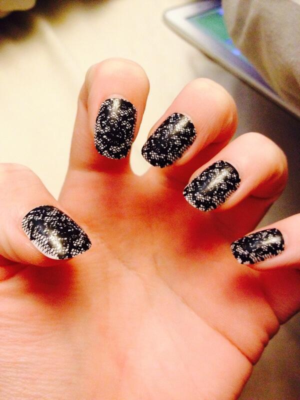 geeksb4freaks's tweet photo. Love my nails!Xx http://t.co/ki52Qw6G3l