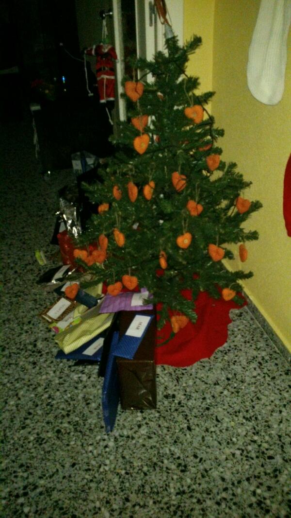 pauin6's tweet photo. Como cada noche de reyes al llegar, con los regalos has de tropezar. http://t.co/CgacW6MXoz
