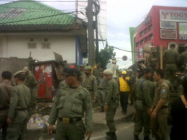 Bagus!! RT <a href="/infobdg/">BANDUNG ᮘᮔ᮪ᮓᮥᮀ</a>: #BreakingNews 10.00 : Perempatan Cicadas - Terusan JKT, terjadi pembongkaran PKL.  | <a href="/dudyajah/">Dudi Duds</a>