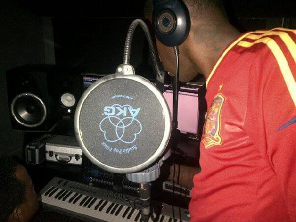 PabloPiddyRD's tweet photo. TRABAJANDO LO QUE VIENE PARA LA CALLE #SIIIIII http://t.co/D1R0AcG02F