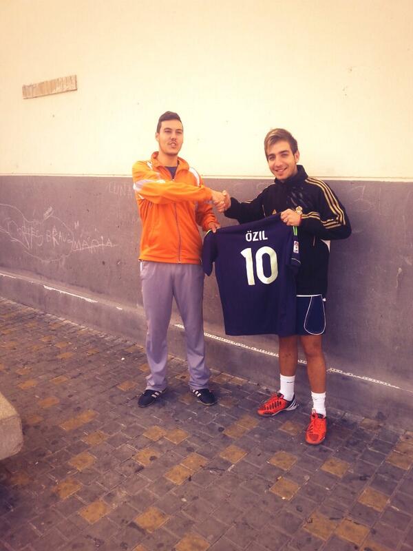 AnubisJames's tweet photo. @boke_17  Florentino se trae a Mesut Ozil por Reyes @kisko123 #GRANDE http://t.co/khIKqydQLq