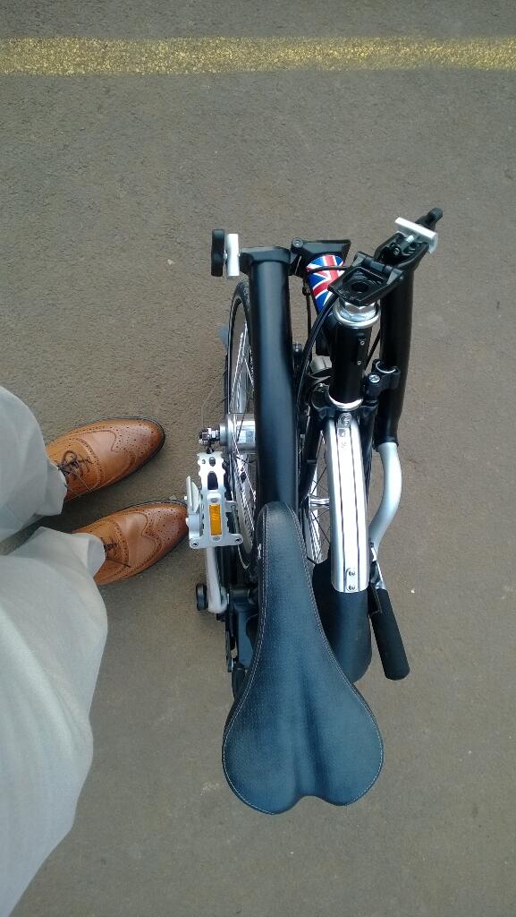 Geweldig combinatie tussen Oxford schoenen en brompton vouwfiets