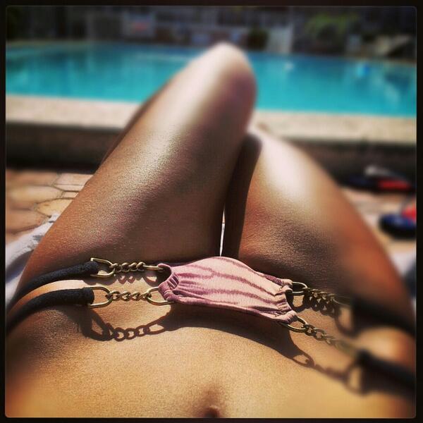 bikini_bridge's tweet photo. #bikinibridge http://t.co/iVa2hhpNo5