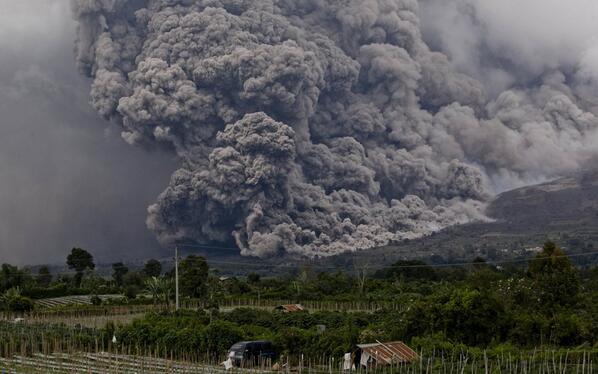 EpicCosmos's tweet photo. Some amazing photos of Volcano Mount #Sinabung's eruption in Sumatra. http://t.co/Po9IS1xgqA http://t.co/e8R4lCPDK9