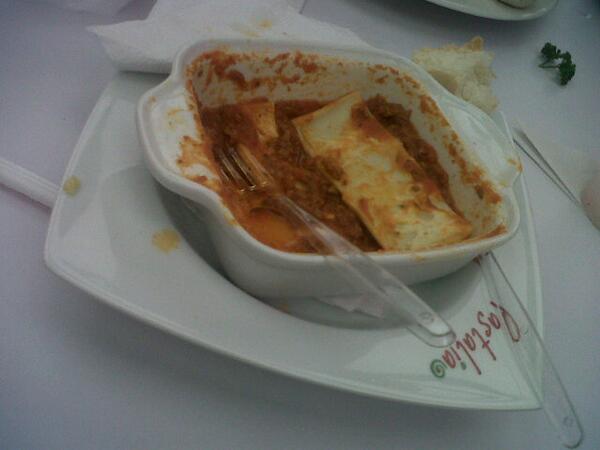 LauraCris_vera's tweet photo. Esto era una rica lasagna de carne en #pastalia !!! UFF http://t.co/KyN4DvXcyE