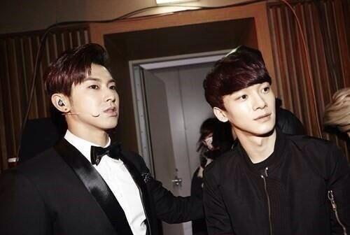 EXOsDiary's tweet photo. [Official] 140106 Naver Starcast | EXO visits TVXQ comeback stage ~ Yunho &amp; Chen http://t.co/E84b8YqHs0