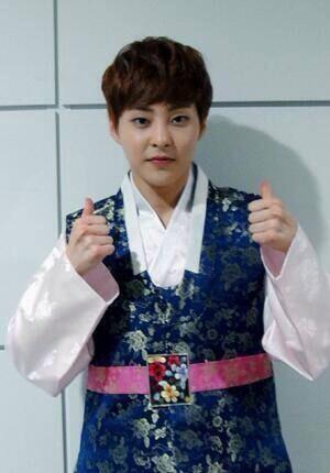 EXOsDiary's tweet photo. [Official] 140106 EXO-M Website Update ~ Xiumin selca greeting http://t.co/Yc1e9vRFeB