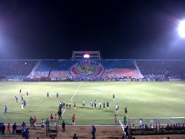 AremaFC's tweet photo. Terror @HSV , AREMANIA kibarkan Giant Flag #OneFlagOnePride #update http://t.co/XwVdpeaITH