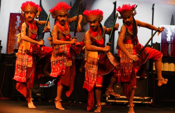 Satriaatasangin's tweet photo. Panggung Kesenian Pasar Malam #Sekaten #Yogyakarta,04 Januari 2014...Pic. 5 http://t.co/NZOXeOW0n5
