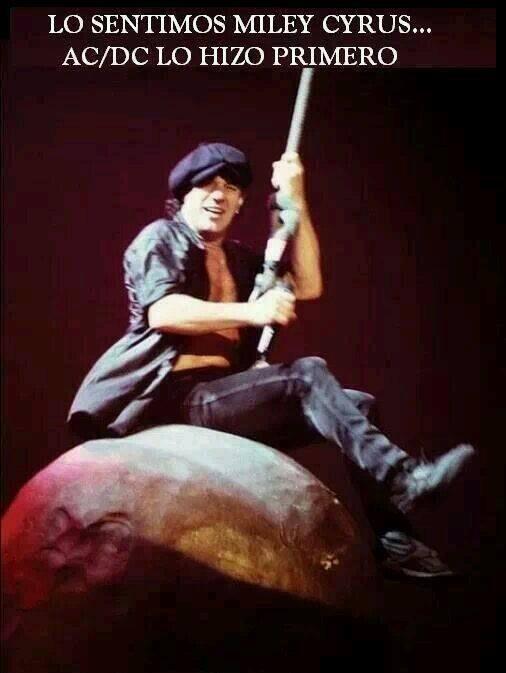 CaruchaPodesta's tweet photo. Aunque no salga desnudo! @MileyCyrus http://t.co/R6rTXiTKLz