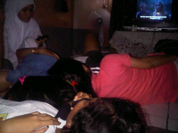 niisa_afifah's tweet photo. Pada seru nonton film horor :D http://t.co/wmwOJf6A8m