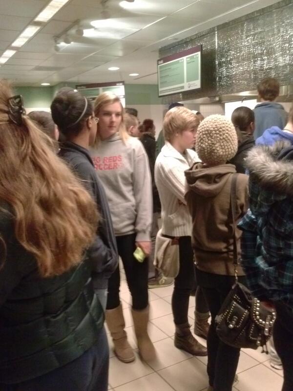 LA_Nannie1's tweet image. Who misses this??! Lmbo. Hopefully this year they'll hire ppl tht KNW HOW TO MAKE PHILLY!!! #nevereating #hourwait