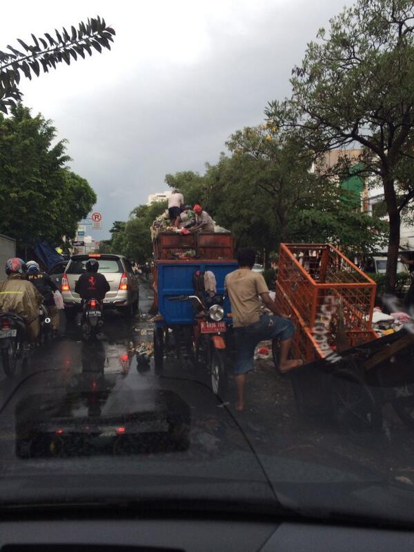 saintliaw's tweet photo. @basuki_btp Pak Wagub... Sampah di Jl. pancoran glodok jakarta barat menyebabkan kemacetan.... Tolong atensinya Pak http://t.co/1BKhn9Ryox