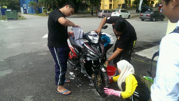 SafuanShafie7's tweet image. Marilah basuh moto kelab bahasa arab buat murah je dekat koperasi, dapat air free #30yearsofunity @MPPUiTMLendu