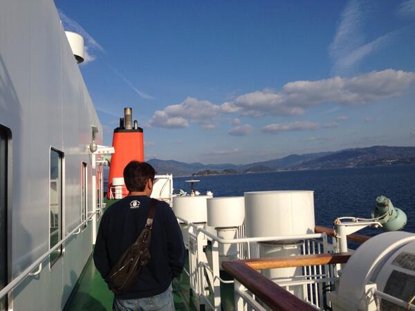 chan_koara's tweet photo. フェリーで大分に出発‼︎
旦那の運転疲れの後ろ姿…哀愁？（笑）

高知 鰹のタタキ最高⤴︎
なんで あんなに癖が無いのか⁈
四万十海苔 も美味しかったぁ💕四万十川翡翠色ですごく澄んでたよ😆

今日の 宿は 湯布院😻楽しみ〜 http://t.co/GZQH6QNFpp