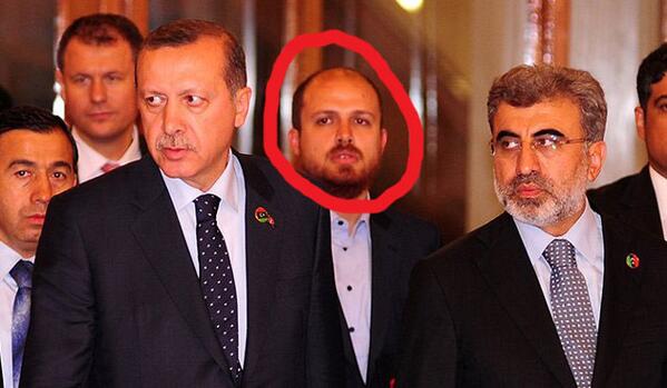 TwitAngara's tweet photo. Başbakanın Bilal Erdoğanla yakınlığı.
Belge-2 : Yuvarlak içine aldığımız kişi Başbakanın yanında ne işi var ? http://t.co/ULkY0siqF8