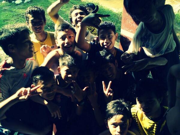 darkzaidil's tweet photo. Happy-ii With Them , All My Friends ;) Hope U All Like It :) http://t.co/0vvi6GZNAc