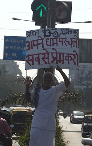 BeverlyMendes's tweet photo. Man stands at signal everyday for 3yrs. His message 'Love everyone' #dubai2mumbai @MunaHarib @Linboualwan @THEQassab http://t.co/11RSEl03wP