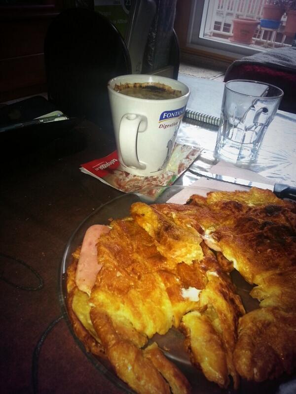 janaromeero's tweet photo. Desayuno de reyes para el enfermito :) http://t.co/JOBXOnLOIl