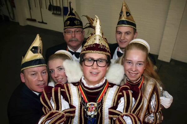 Jeugdprins's tweet photo. Hallo Wereld, wat hebben wij een gezellige en drukken dag gehad gisteren! Iedereen bedankt voor de felicitaties! http://t.co/aKJWhxlr5X