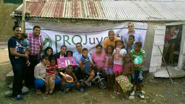 trapichedigital's tweet photo. Jóvenes de compromiso social llevan juguetes a niñas y niños del interior del país. @PROJuventudrd @laravaldez27 http://t.co/1QiiB8CUon