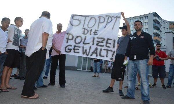dispers3386's tweet photo. Hamburg ayakta. Mesaj net : Direne direne kazanacağız. 

#OccupyHamburg http://t.co/9V2SpJNUOo