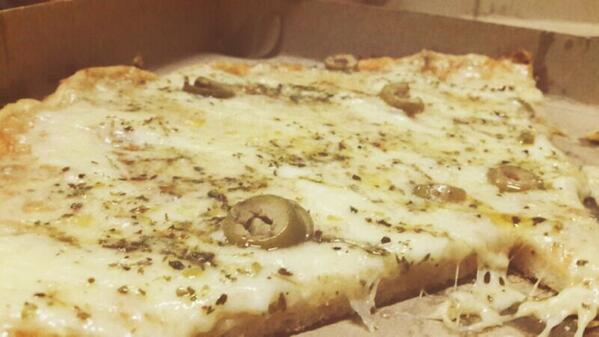 PizzaLobel's tweet photo. Desayunar pizza de la noche anterior! Uno de los pequeños placeres de la vida! Más si es de PIZZA LOBEL;) http://t.co/M3uPWOfjqZ
