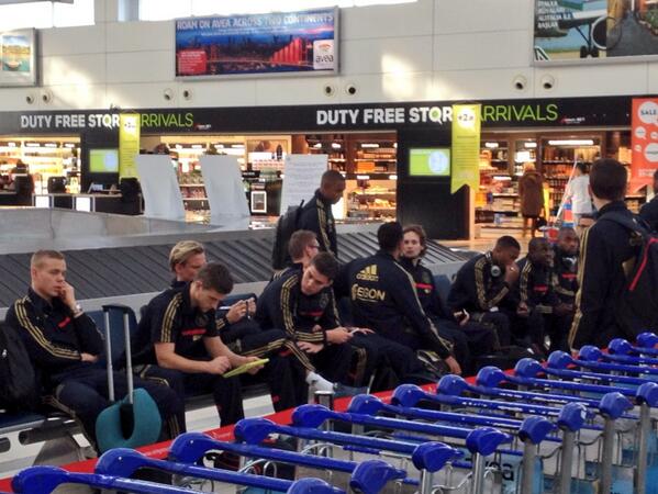 AFCAjax's tweet photo. De Ajacieden zijn zojuist op de luchthaven van Antalya gearriveerd. #trainingskamp #ajax http://t.co/ZHWOBIvtes