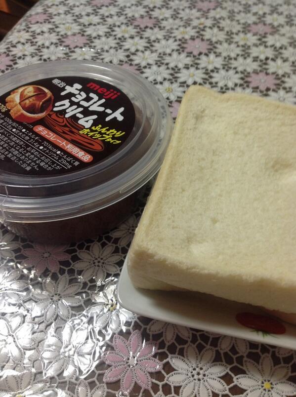 Aywishhh's tweet image. Yummmeeehhhh. Midnight snacks 😊😋 #tsokolate