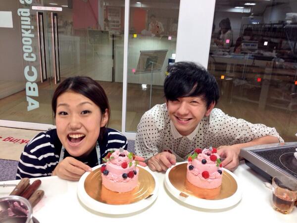 横澤夏子 V Twitter 向井さんとミニウェディングケーキ 作ったよー 先生に パティシエさんになれるよって褒められたよー 褒めて伸ばされてるよー いつかでっかいウェディングケーキ作ってケーキ入刀したいよー Http T Co Gbf3yoqbvw