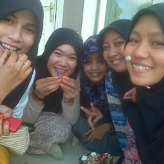 RezzNanda92's tweet photo. With @sure_annisa ,@chiaasyiah ,@NoviaAlfharisha , deviii, in my late birthday http://t.co/SetmSffwG1