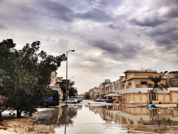 eyadbo50's tweet photo. #تصويري 
اليوم من أمطار #الأحساء
قد تكون المناظر جميلة بسبب بحيرات المياه
ولكنها في الواقع بسبب سوء التصريف http://t.co/xdSXro4pyn