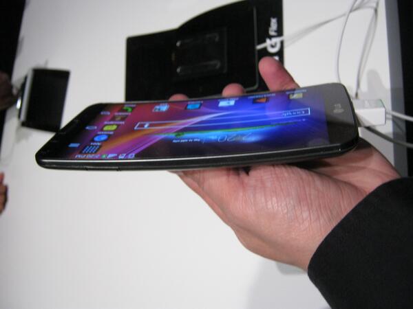 FedericoArreola's tweet photo. RT @SDPTech: Este es el #GFlex, el teléfono curvo de LG ya confirmado para nuestro continente. #SDPenCES #CES2014 http://t.co/Vx8DUg2kGz