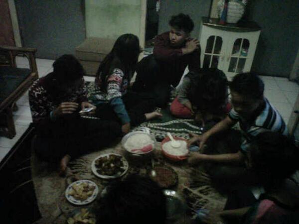 WARCOFAM's tweet photo. Tahun baruan with @WARCOFAM di rumah @reza_agustianP #WARCOFAM http://t.co/YSxS7dQqli