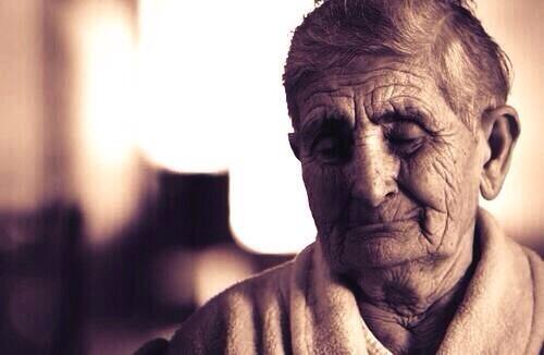 sikaabi's tweet image. يَا مَنْ تتحدثون عن الخُذلان لا يُوجد اوجَع مِنه في عيون المُسنّين عِندَمإ يكون جَزَاء التربيه دآر أشبه بـ الحاويه