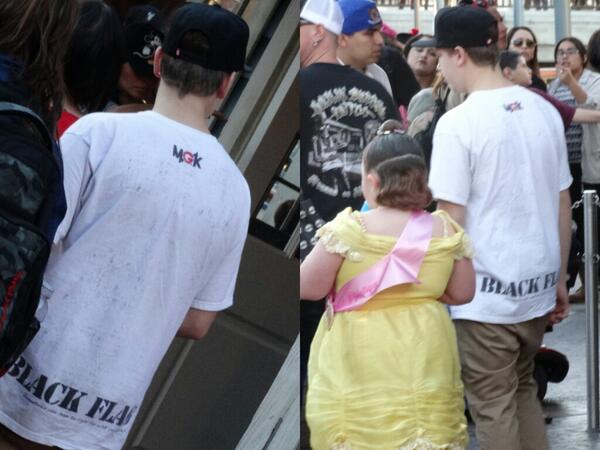 machinegunkelly's tweet photo. “@Rosalia12: Yesterday @ Disneyland spotted some guy in a Black Flag Shirt 🙌 @SlimGudz216 @machinegunkelly . http://t.co/uKJOLs9F01” dope !