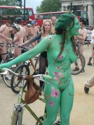 KarenThompson84's tweet photo. bicycle #bicycle #bodypaint http://t.co/xRoQeEfF8K http://t.co/cM8YuL7uBJ